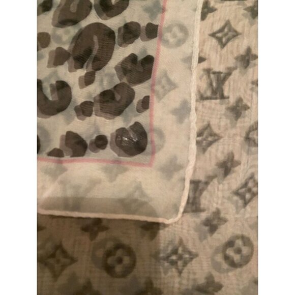 Pink 100% Silk Louis Vuitton Monogram Scarf - Picture 15 of 16